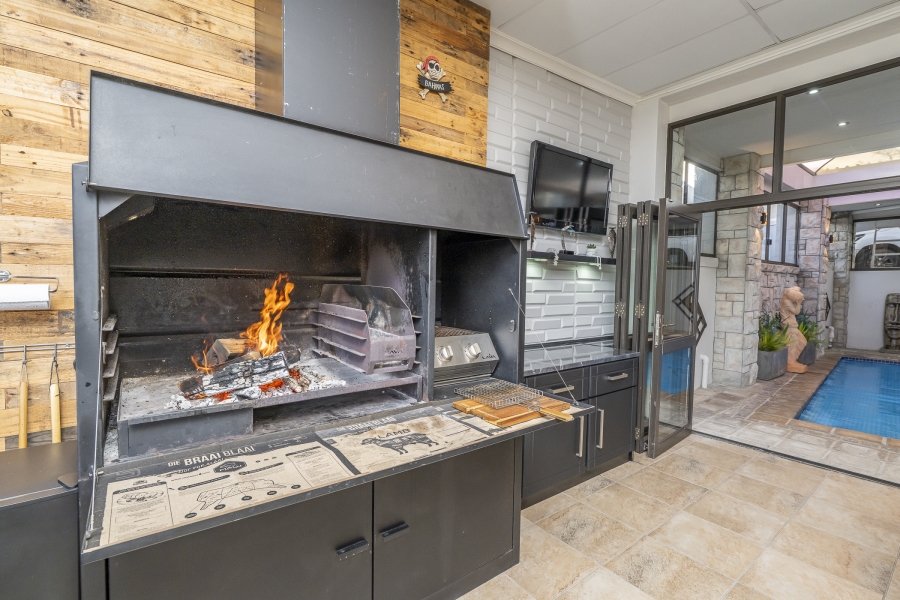 4 Bedroom Property for Sale in Van Riebeeckshof Western Cape